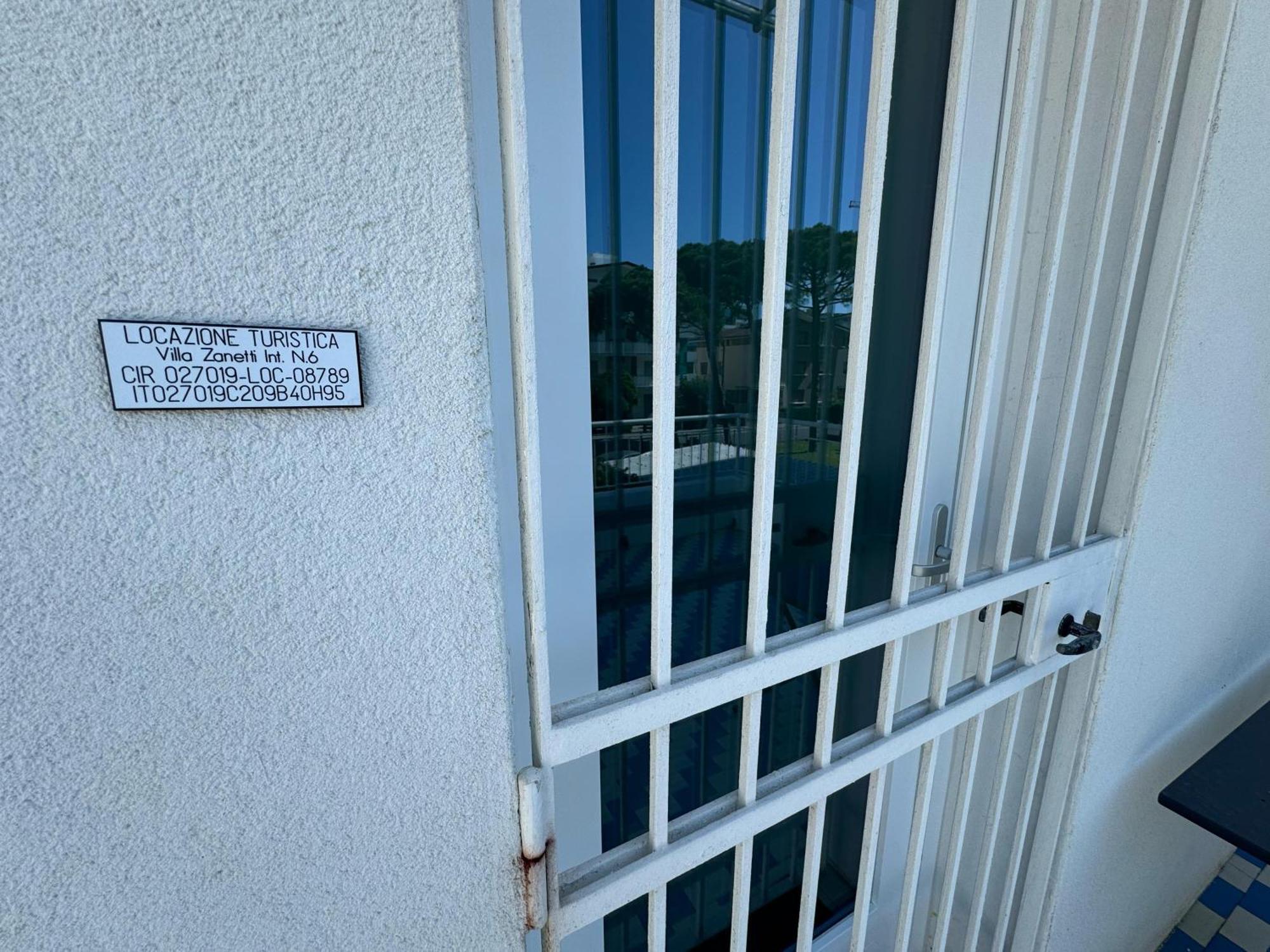 App4Rent Villa Zanetti - Appartamenti Con Spiaggia Privata Frontemare Лидо-ди-Езоло Экстерьер фото